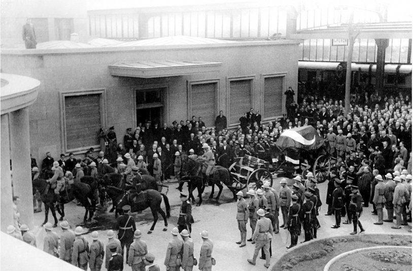 Büyük Önder Atatürk'ün cenaze töreninden birçoğu ilk kez gün yüzüne çıkan kareler...