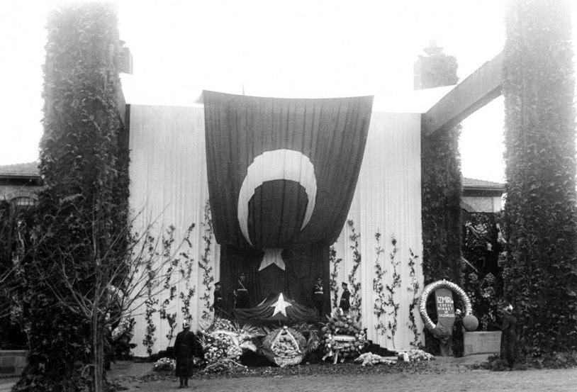 Büyük Önder Atatürk'ün cenaze töreninden birçoğu ilk kez gün yüzüne çıkan kareler...