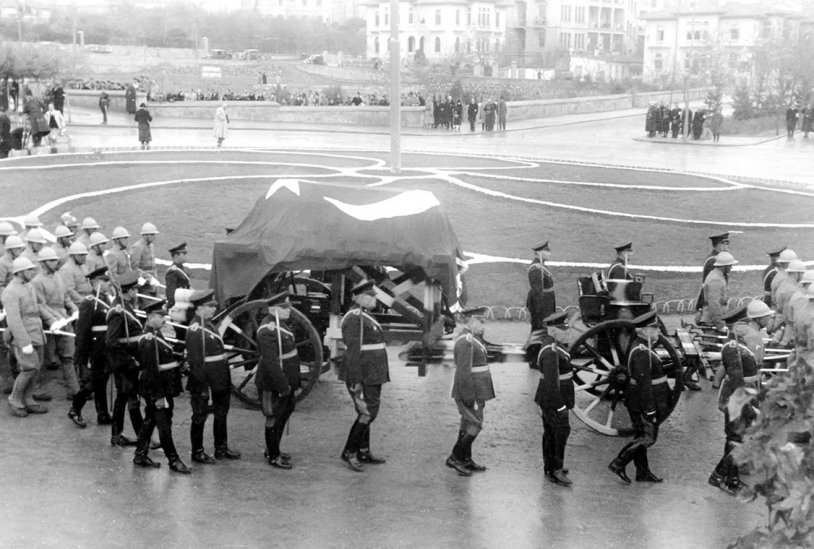 Büyük Önder Atatürk'ün cenaze töreninden birçoğu ilk kez gün yüzüne çıkan kareler...