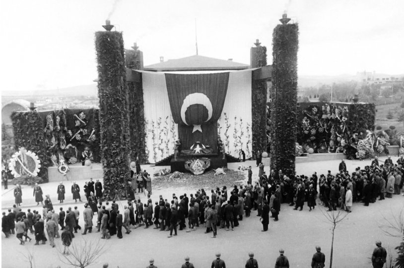 Büyük Önder Atatürk'ün cenaze töreninden birçoğu ilk kez gün yüzüne çıkan kareler...