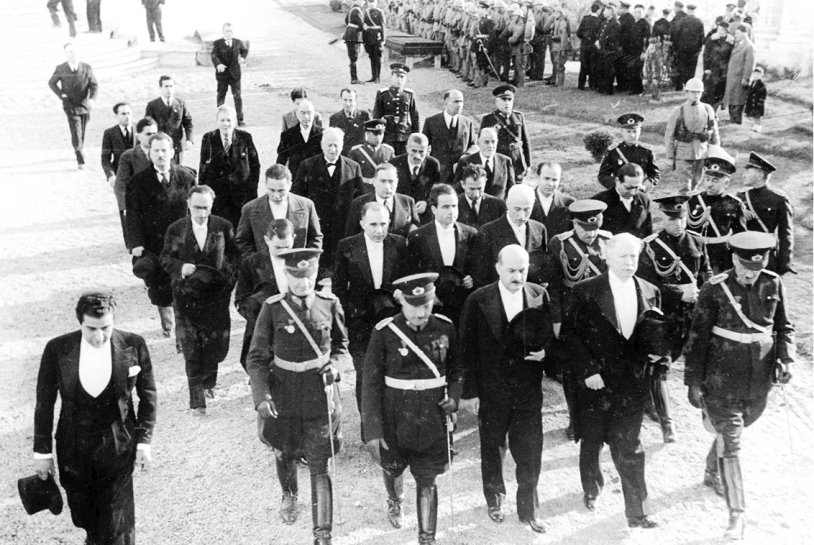 Büyük Önder Atatürk'ün cenaze töreninden birçoğu ilk kez gün yüzüne çıkan kareler...