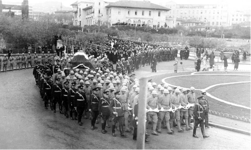 Büyük Önder Atatürk'ün cenaze töreninden birçoğu ilk kez gün yüzüne çıkan kareler...