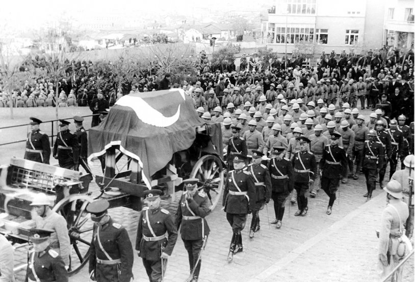 Büyük Önder Atatürk'ün cenaze töreninden birçoğu ilk kez gün yüzüne çıkan kareler...