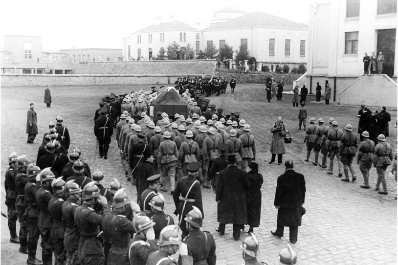 Büyük Önder Atatürk'ün cenaze töreninden birçoğu ilk kez gün yüzüne çıkan kareler...