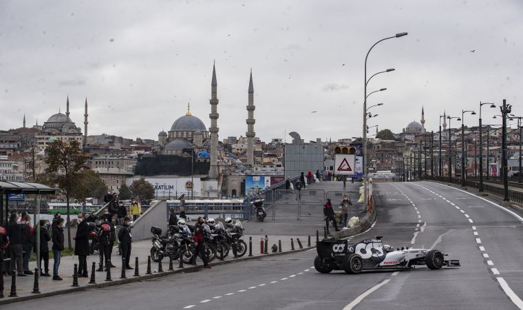 İstanbul'un tarihi yerlerinde Formula 1 araçları tur attı