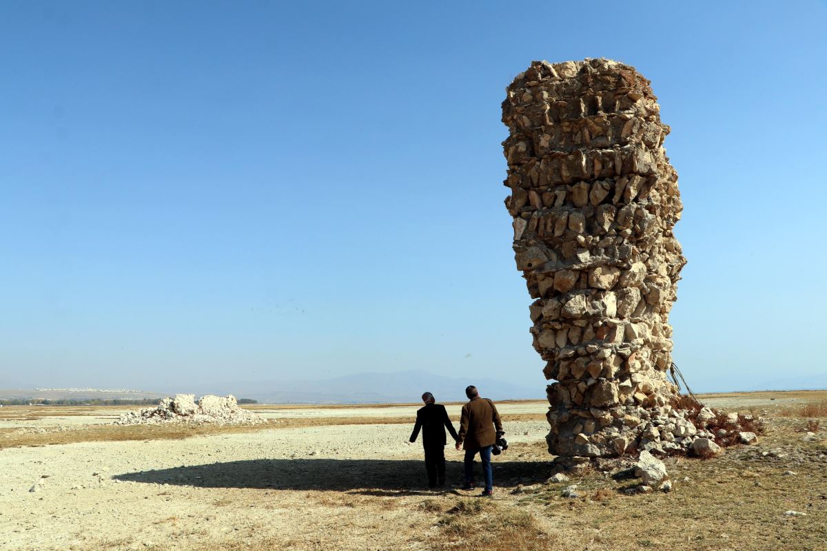 Van Gölü çekilince tarihi Erciş Kalesi ortaya çıktı (13.11.2020)