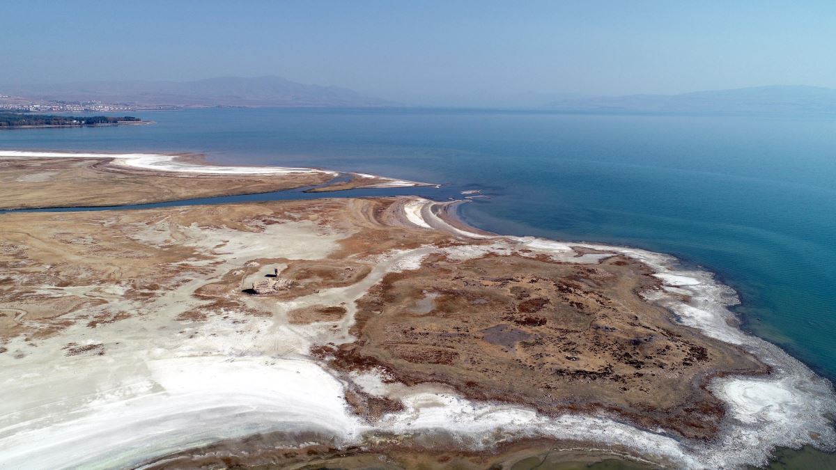 Van Gölü çekilince tarihi Erciş Kalesi ortaya çıktı (13.11.2020)