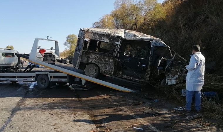 Van'da sığınmacıları taşıyan minibüs devrildi: 2 ölü, 29 yaralı