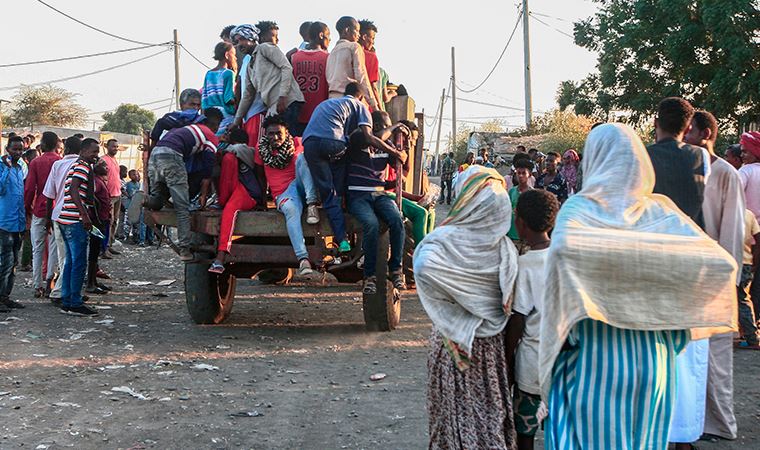 Ateş büyüyor: 14 bin 500 sivilin komşu Sudan’a sığındığını duyurdu