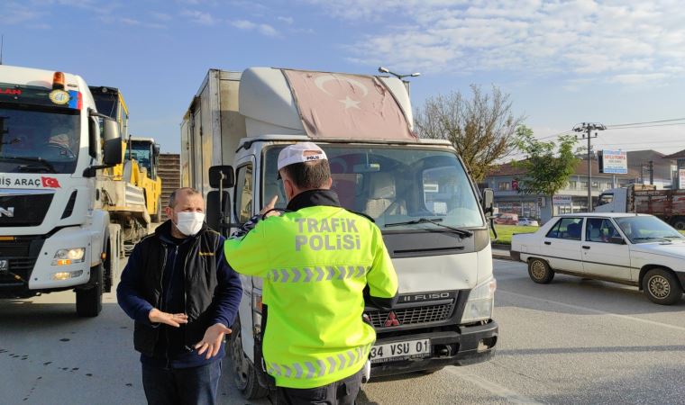 Kamyonet sürücüsüne solmuş Türk bayrağı cezası