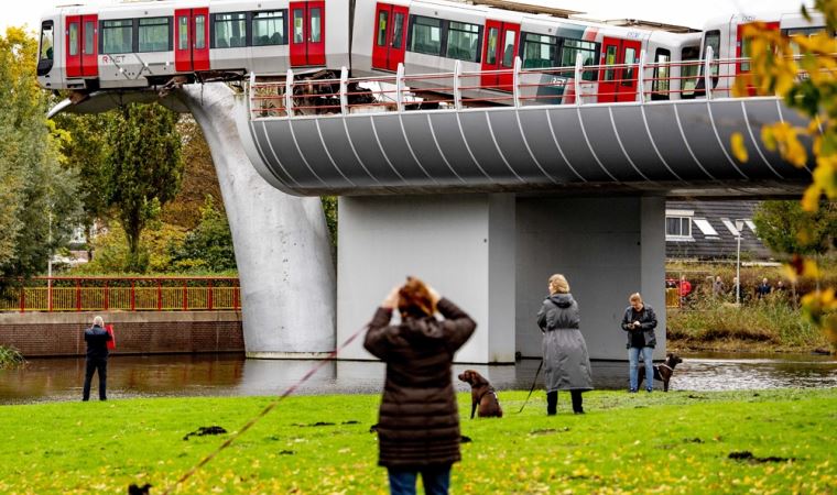 Balina heykeline çarpan metro 10 metre yükseklikte asılı kaldı