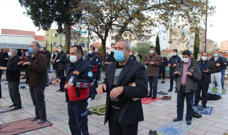 Belediye başkanı, kaymakam, müftü... 'Yağmur duası' için ellerini ters çevirdiler