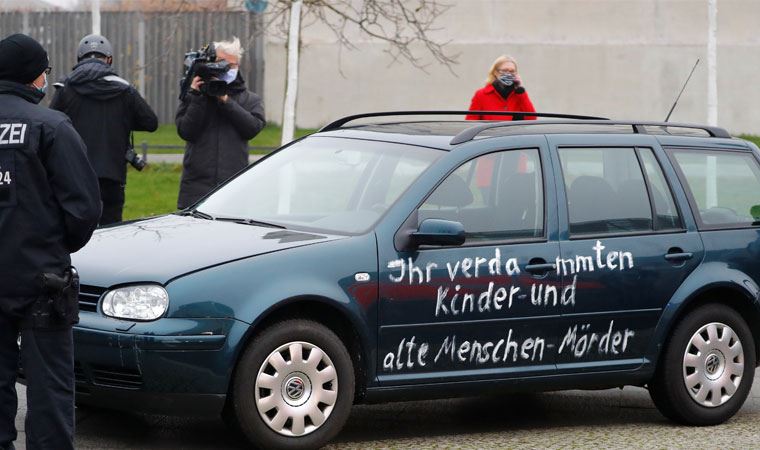 Merkel'in toplantısı öncesi ofisinin bulunduğu binaya araçla saldırı girişimi