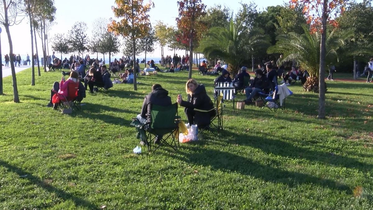 Caddebostan Sahili'ndeki kalabalık havadan görüntülendi