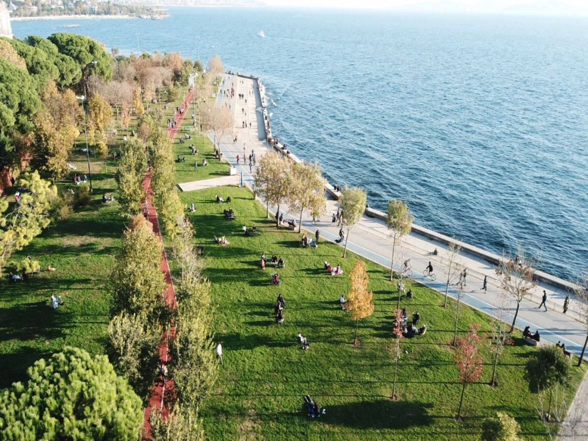 Caddebostan Sahili'ndeki kalabalık havadan görüntülendi