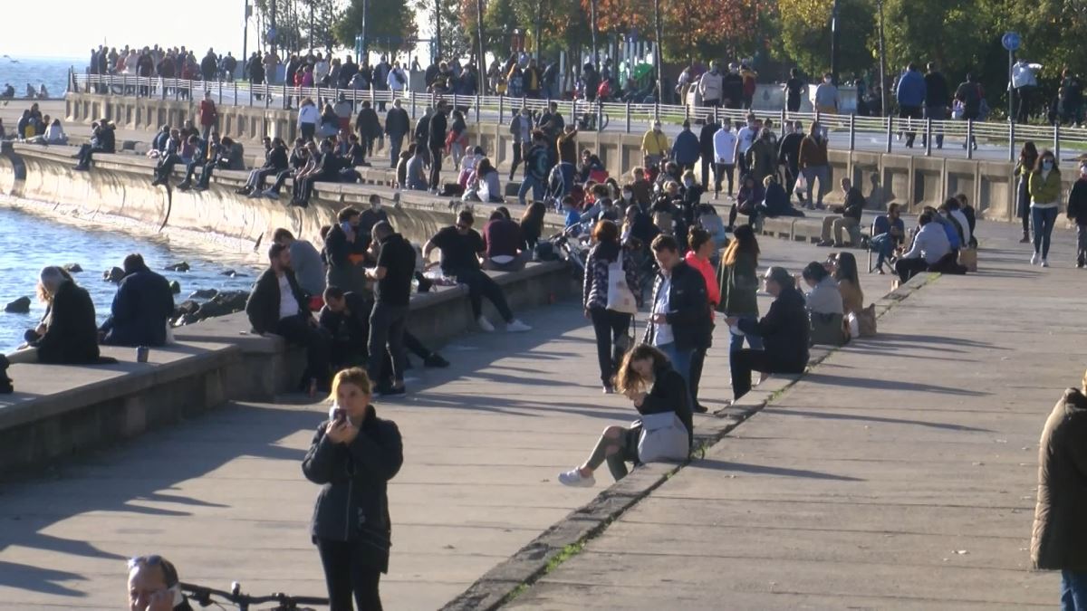 Caddebostan Sahili'ndeki kalabalık havadan görüntülendi