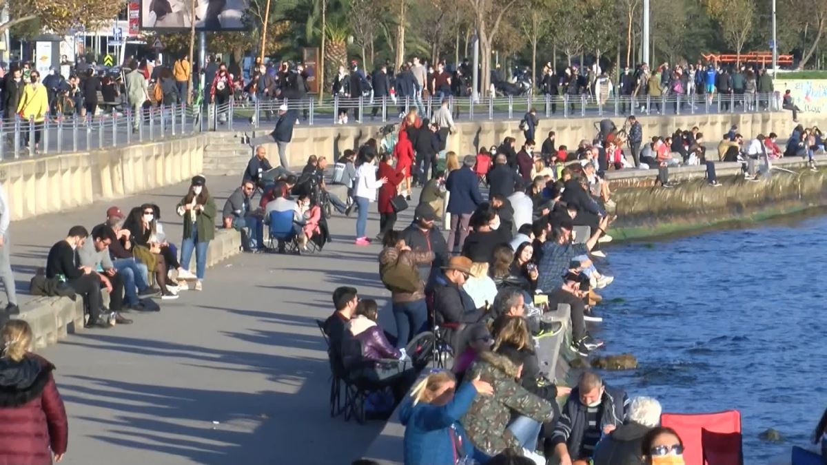 Caddebostan Sahili'ndeki kalabalık havadan görüntülendi