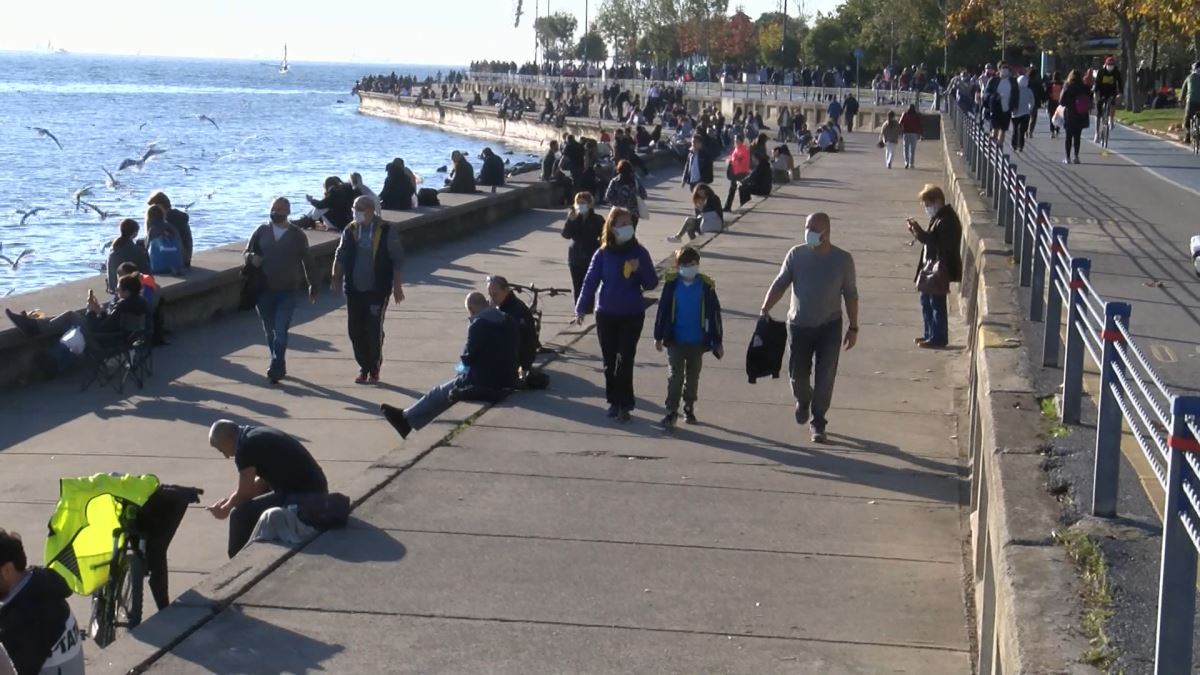 Caddebostan Sahili'ndeki kalabalık havadan görüntülendi