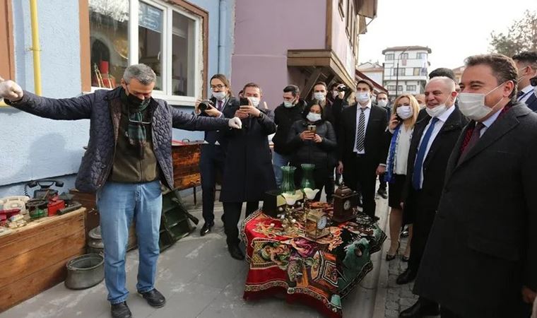 Babacan'ı karşısında görünce oyun havası oynamaya başlayan esnaf: Çıldırdık