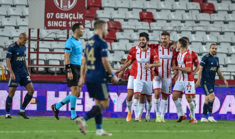 Antalyaspor, son üç maçını 11 kişi tamamlayamadı