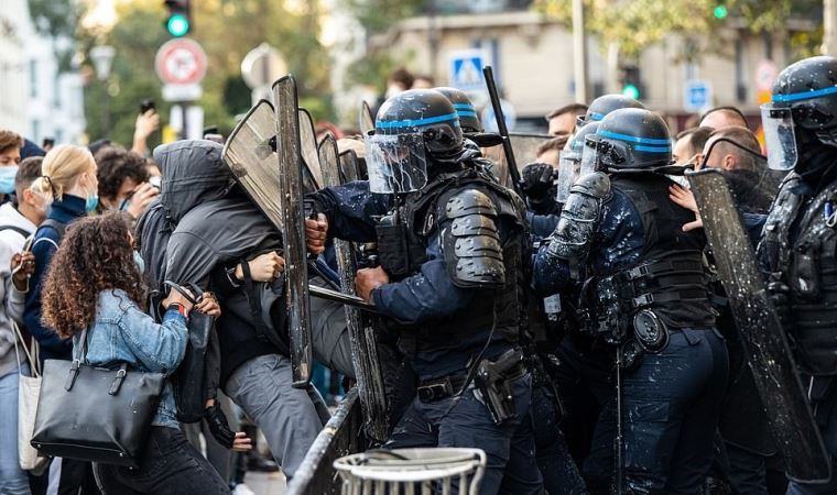 Fransa'da lise öğrencilerinden eğitim politikası protestosu