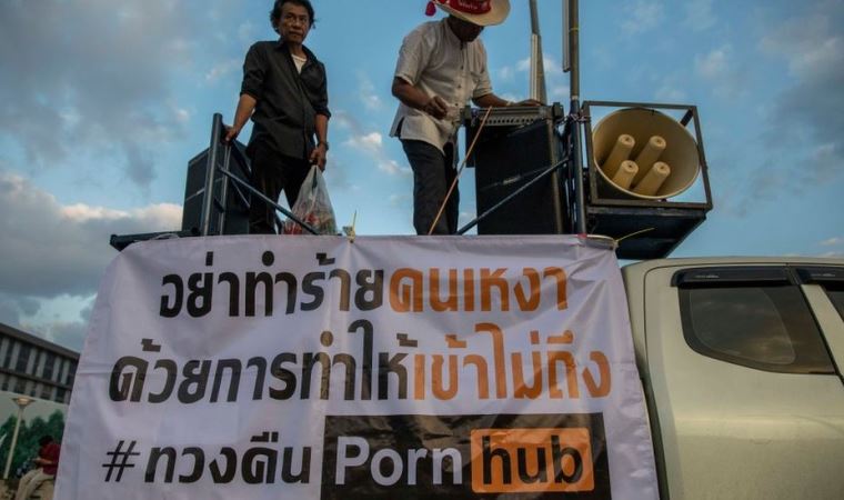 Tayland’da 190 porno sitesinin yasaklanması, Bilişim Bakanlığı önünde protesto edildi