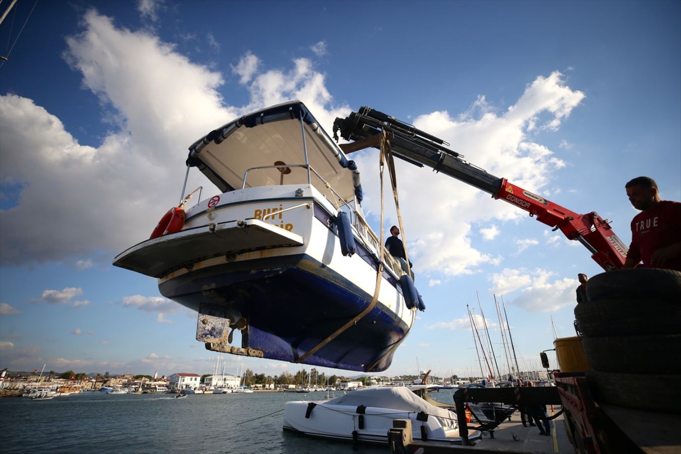 İzmir'deki depremin neden olduğu deniz altındaki enkaz da kaldırılıyor