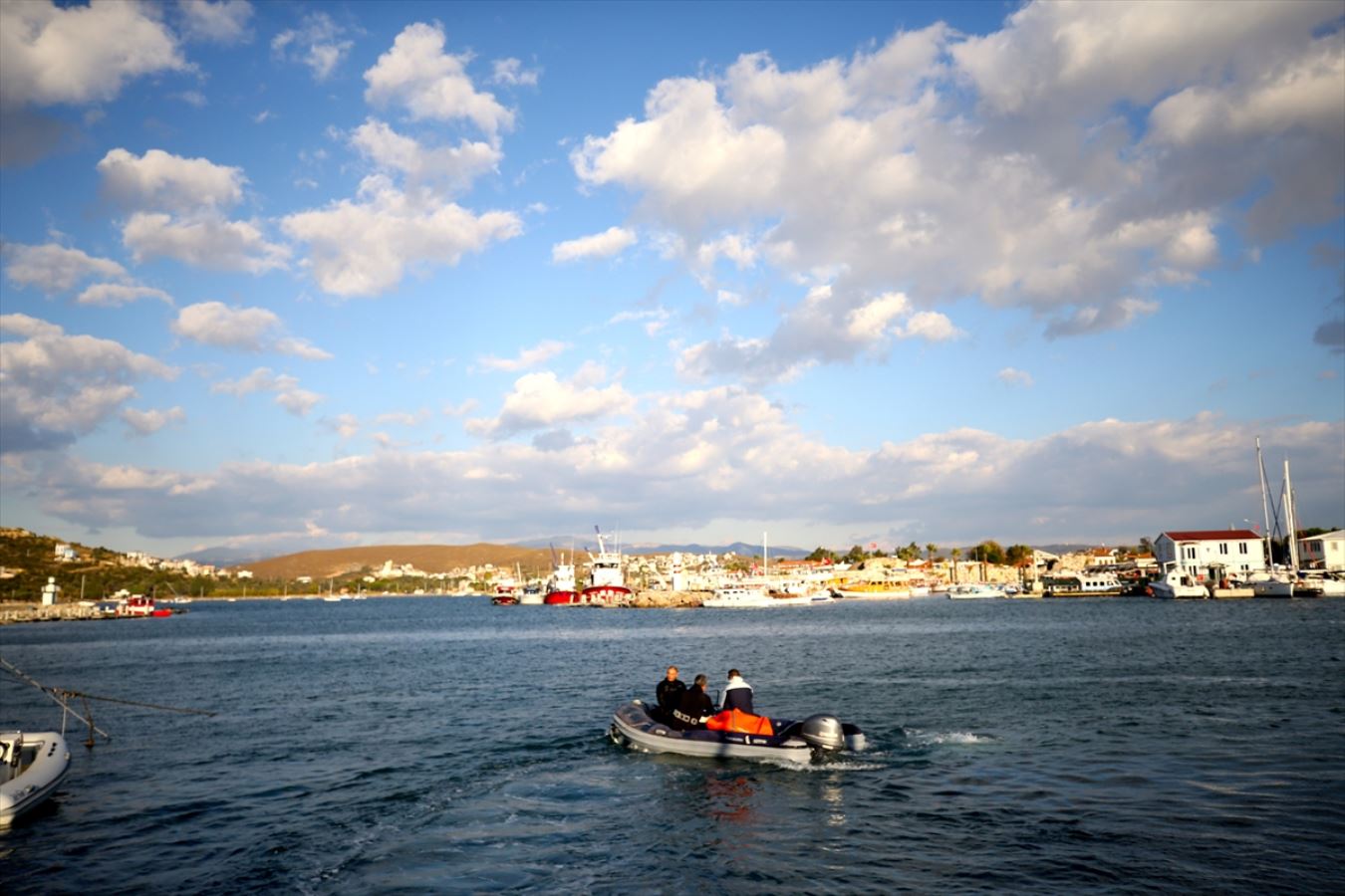 İzmir'deki depremin neden olduğu deniz altındaki enkaz da kaldırılıyor