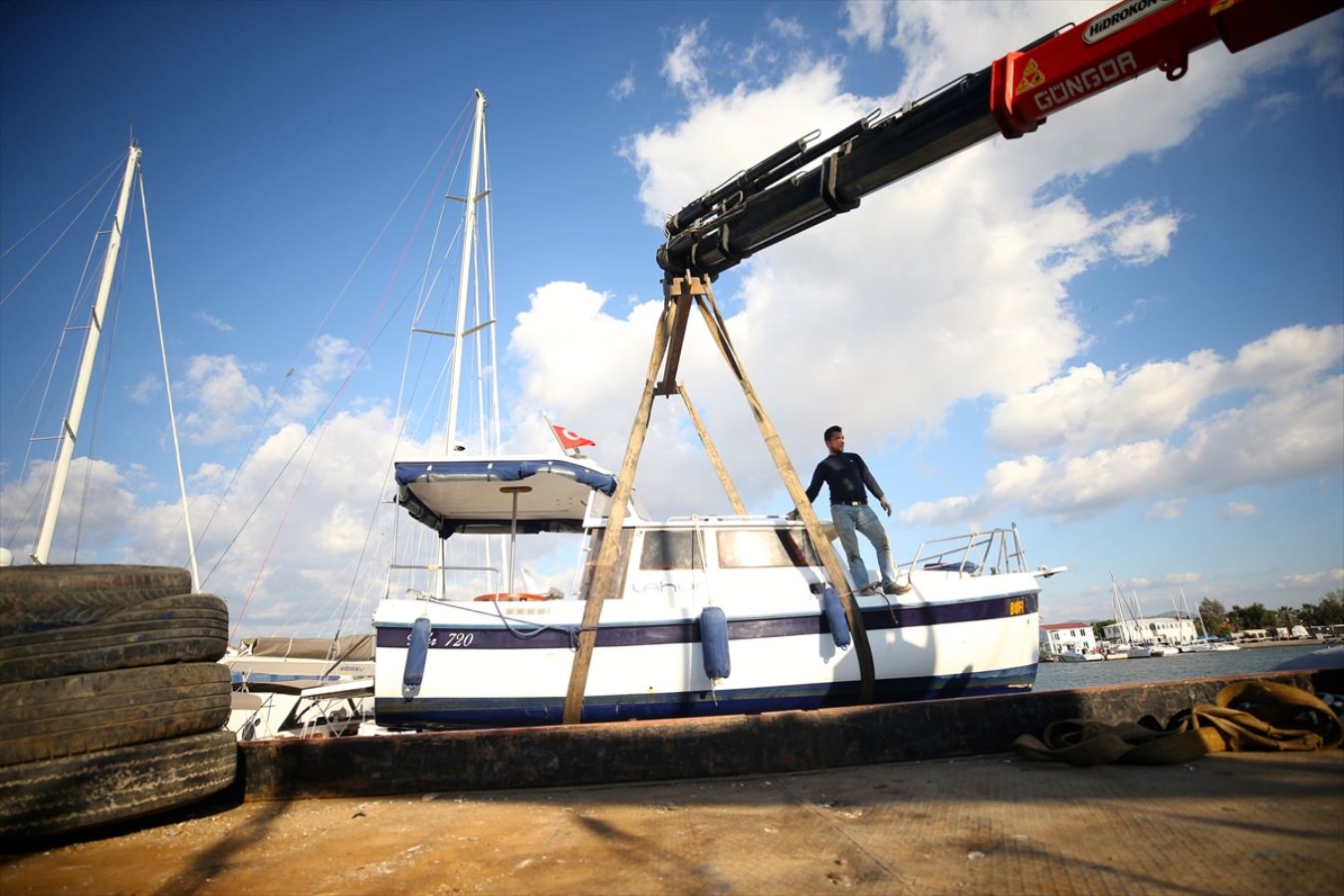 İzmir'deki depremin neden olduğu deniz altındaki enkaz da kaldırılıyor