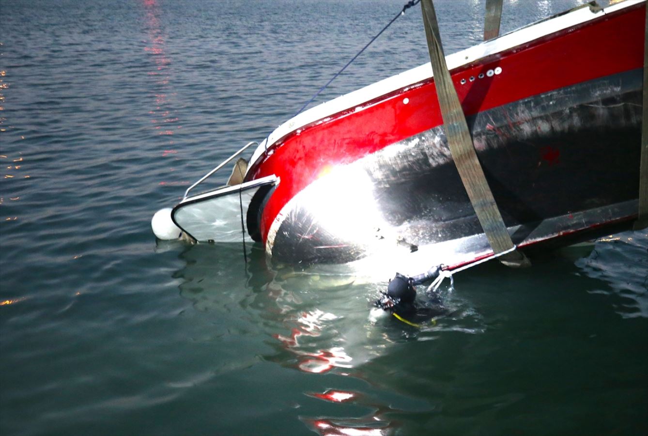 İzmir'deki depremin neden olduğu deniz altındaki enkaz da kaldırılıyor