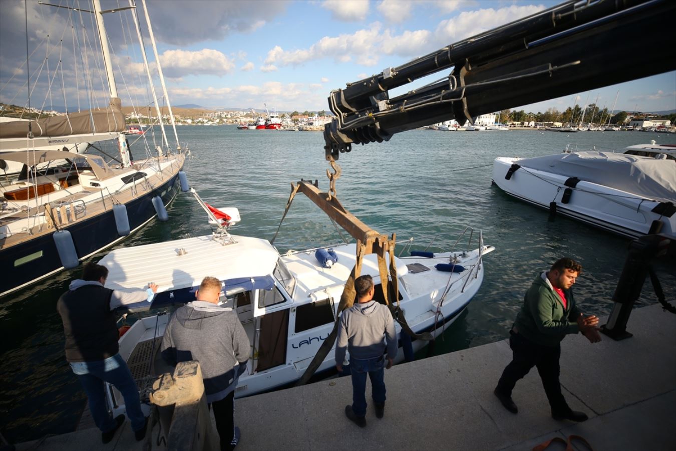 İzmir'deki depremin neden olduğu deniz altındaki enkaz da kaldırılıyor