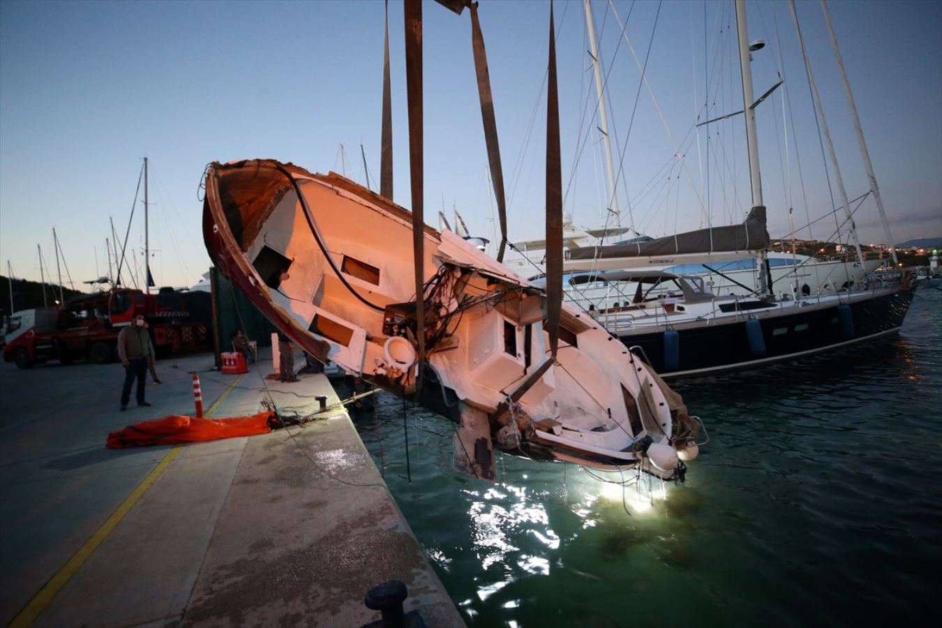 İzmir'deki depremin neden olduğu deniz altındaki enkaz da kaldırılıyor