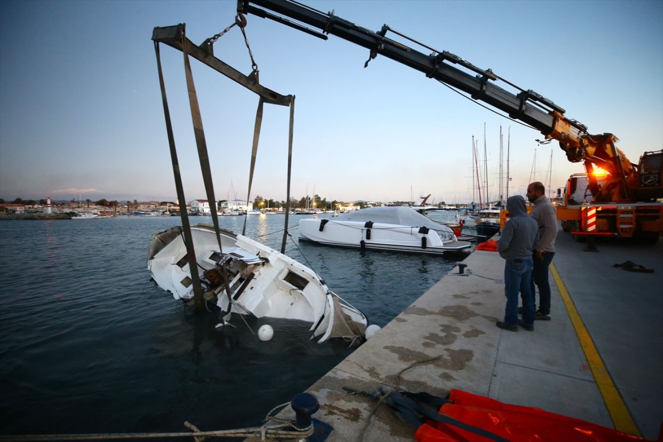 İzmir'deki depremin neden olduğu deniz altındaki enkaz da kaldırılıyor