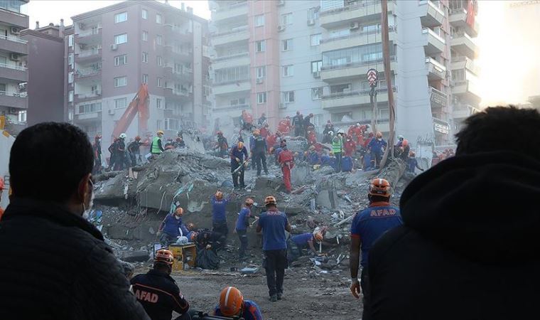 İzmir'deki depremde yıkılan binalarla ilgili gözaltına alınan 9 şüpheli adliyede