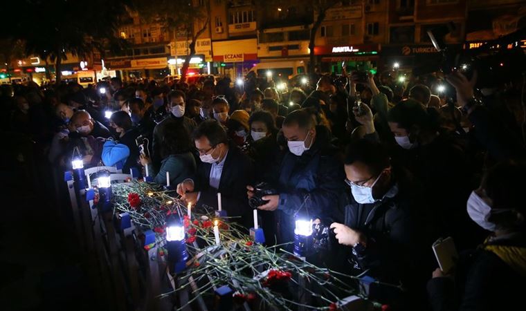 İzmir'deki depremde hayatını kaybedenler anıldı