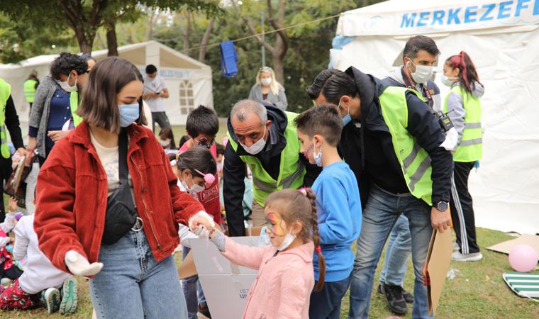 Depremzedelere gelen yardımlar dağıtılıyor