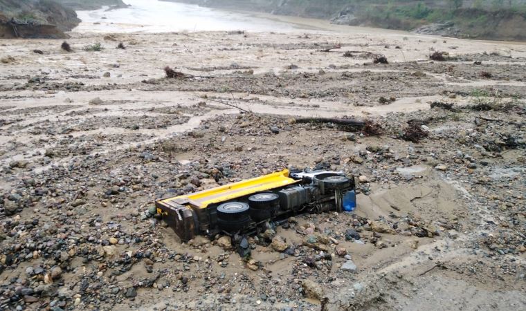 Giresun'da şantiyeyi sel bastı, iş makineleri sürüklendi