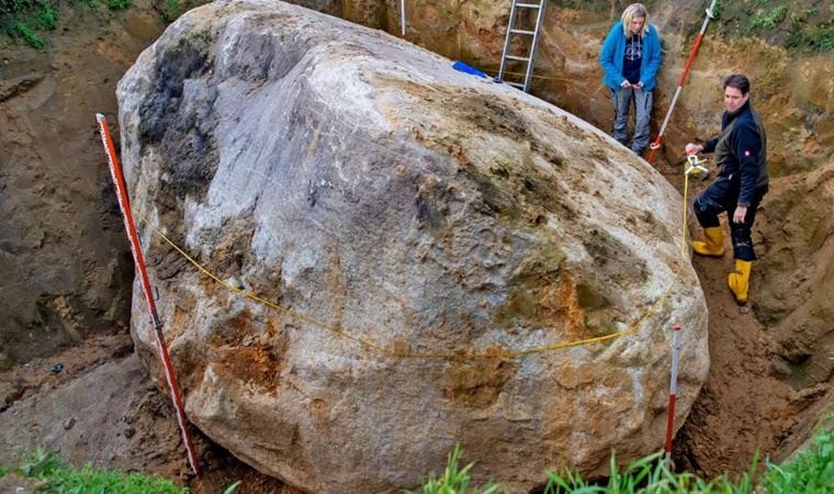 Almanya'da bir çiftçinin tarlasından 1 milyar yıllık kaya çıktı