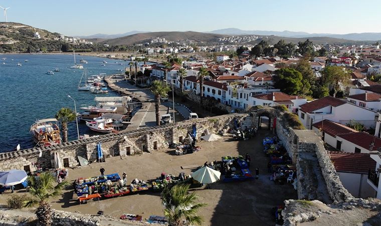 Tsunaminin vurduğu Sığacık'ta tezgahlar yeniden kuruldu