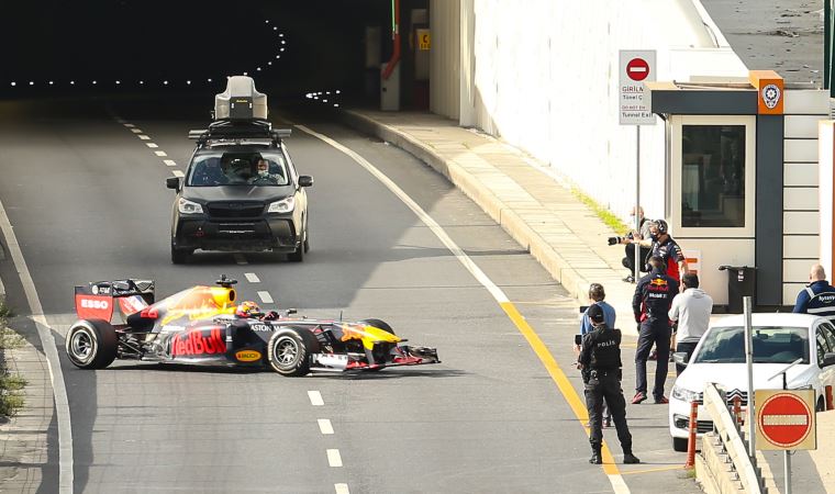 Formula 1 araçları İstanbul caddelerinde