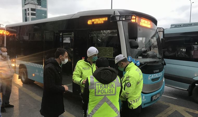 Minibüsten indirilen fazla yolcudan polise tepki