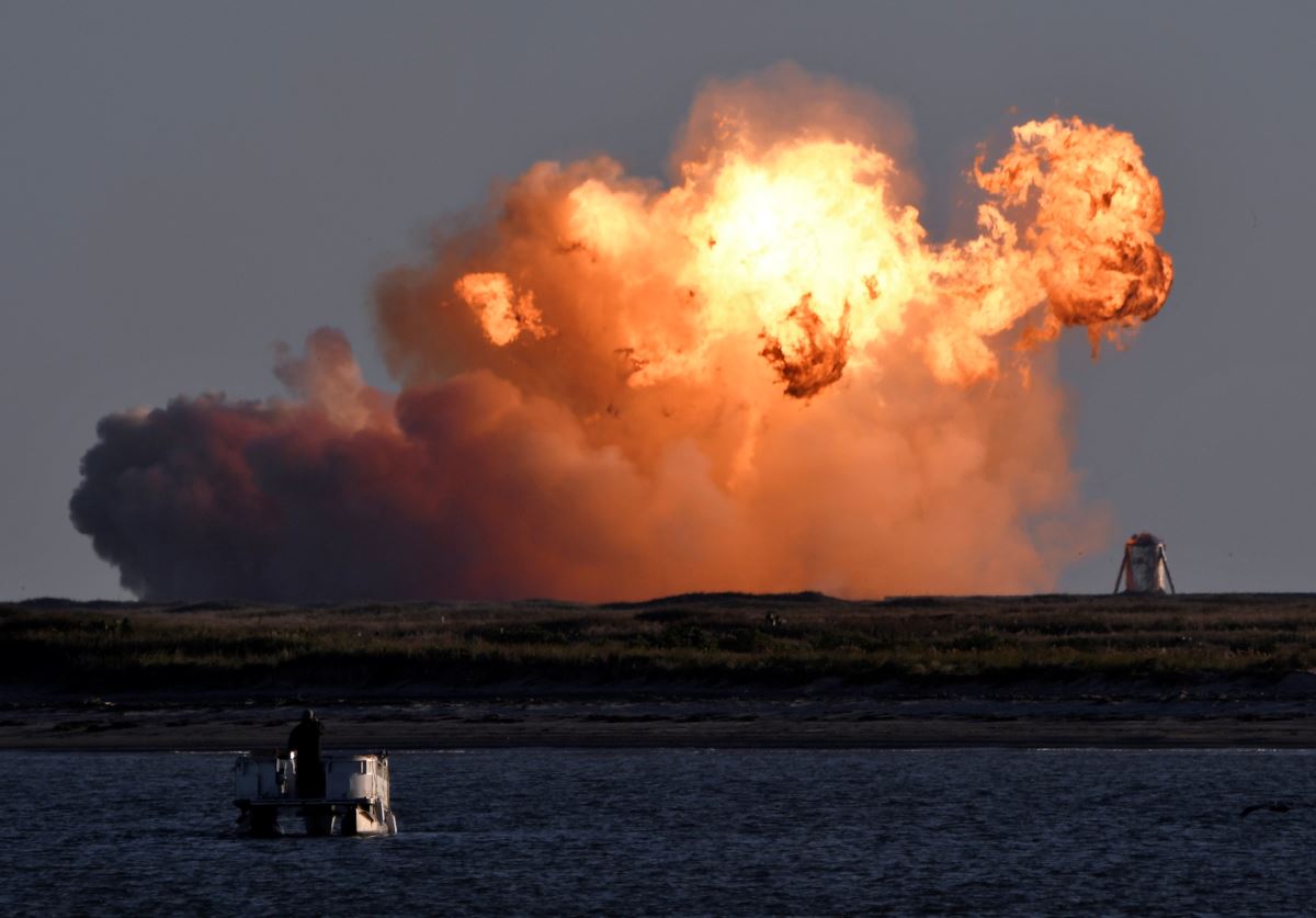 Elon Musk’a ait SpaceX'in 'Starship SN8' adlı roketi test sırasında patladı