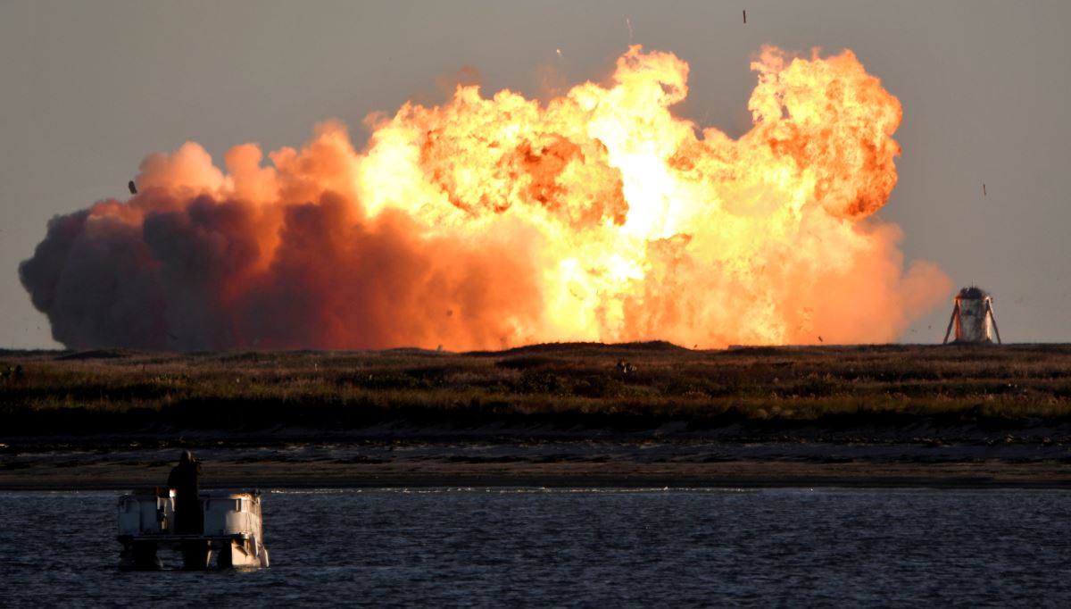 Elon Musk’a ait SpaceX'in 'Starship SN8' adlı roketi test sırasında patladı