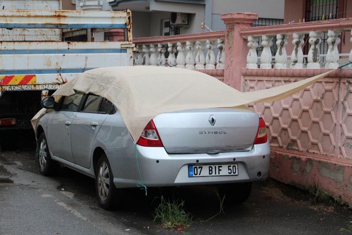 Antalya'da turuncu alarm sonrası araçlara, kilim, naylon ve brandalı önlem