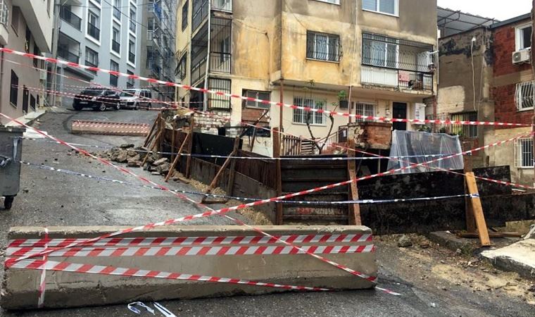 İzmir'de sağanak etkili oldu: Yol çöktü, kayan bina tahliye edildi