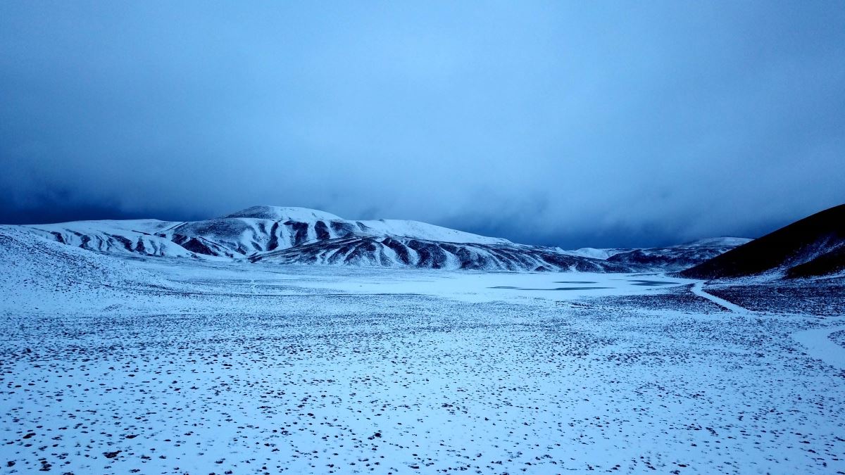 Türkiye'nin en büyük krater gölü Nemrut, beyaza büründü