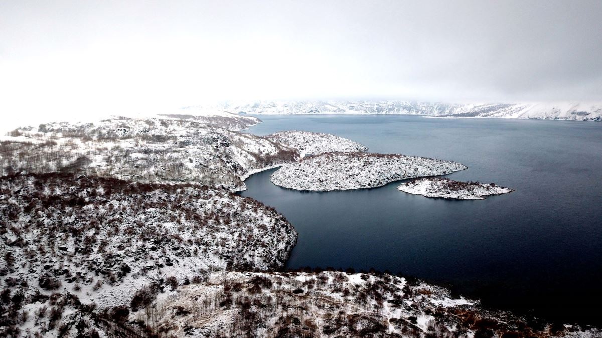 Türkiye'nin en büyük krater gölü Nemrut, beyaza büründü