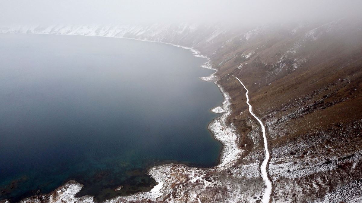 Türkiye'nin en büyük krater gölü Nemrut, beyaza büründü