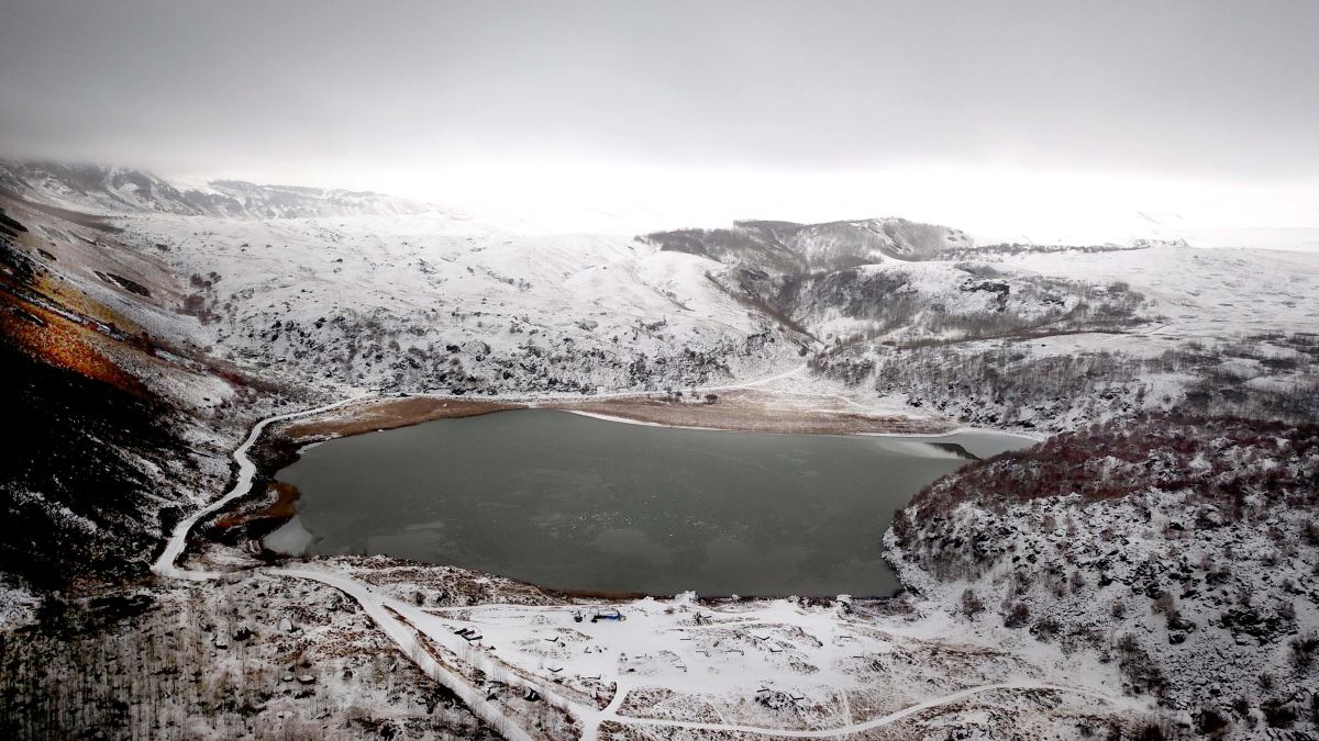 Türkiye'nin en büyük krater gölü Nemrut, beyaza büründü