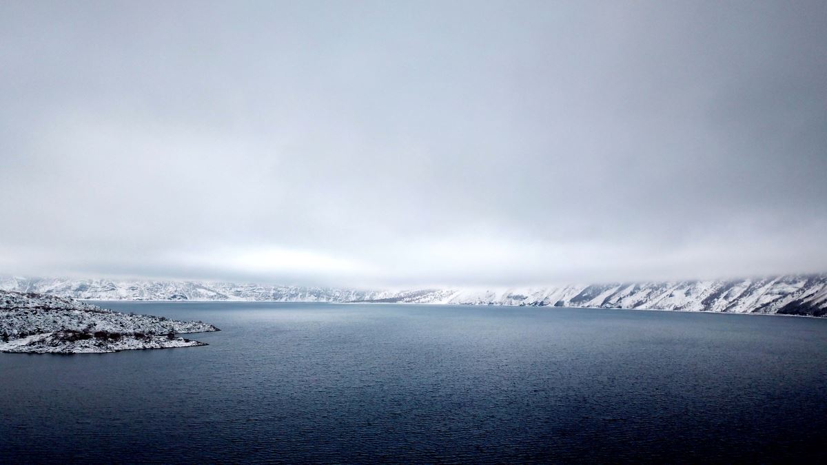 Türkiye'nin en büyük krater gölü Nemrut, beyaza büründü